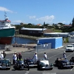 Die pragtige groep Morgan-motors wat Gansbaai besoek het, staan hier “in gelid” in Gansbaai hawe geparkeer vir ‘n amptelike foto-sessie. Die besoek van 2 dae aan Gansbaai was deel van hulle Overberg-toer van sowat 500km van “easy topless driving”, vanaf Somerset-Wes na Agulhas en terug.